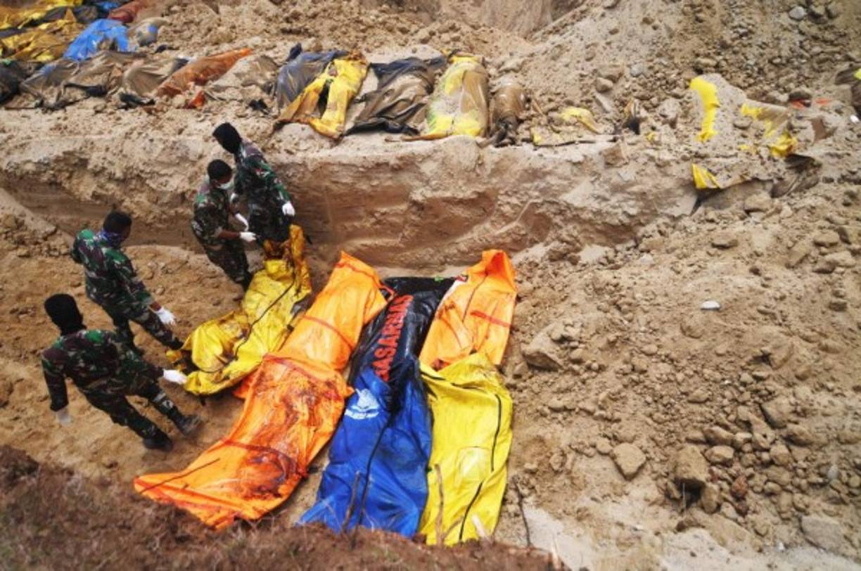 En tanto, un equipo de socorristas de la Cruz Roja de Indonesia descubrió hoy que un poblado entero fue aniquilado por el tsunami que siguió al terremoto que sacudió la isla indonesia de Sulawesi el 28 de septiembre.