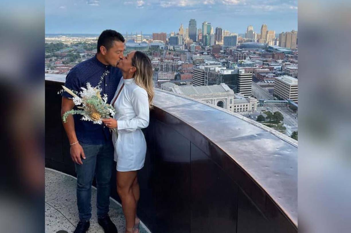 A sus 34 años de edad, el volante hondureño Roger Espinoza dio un parte importante en su vida ya que decidió casarse.