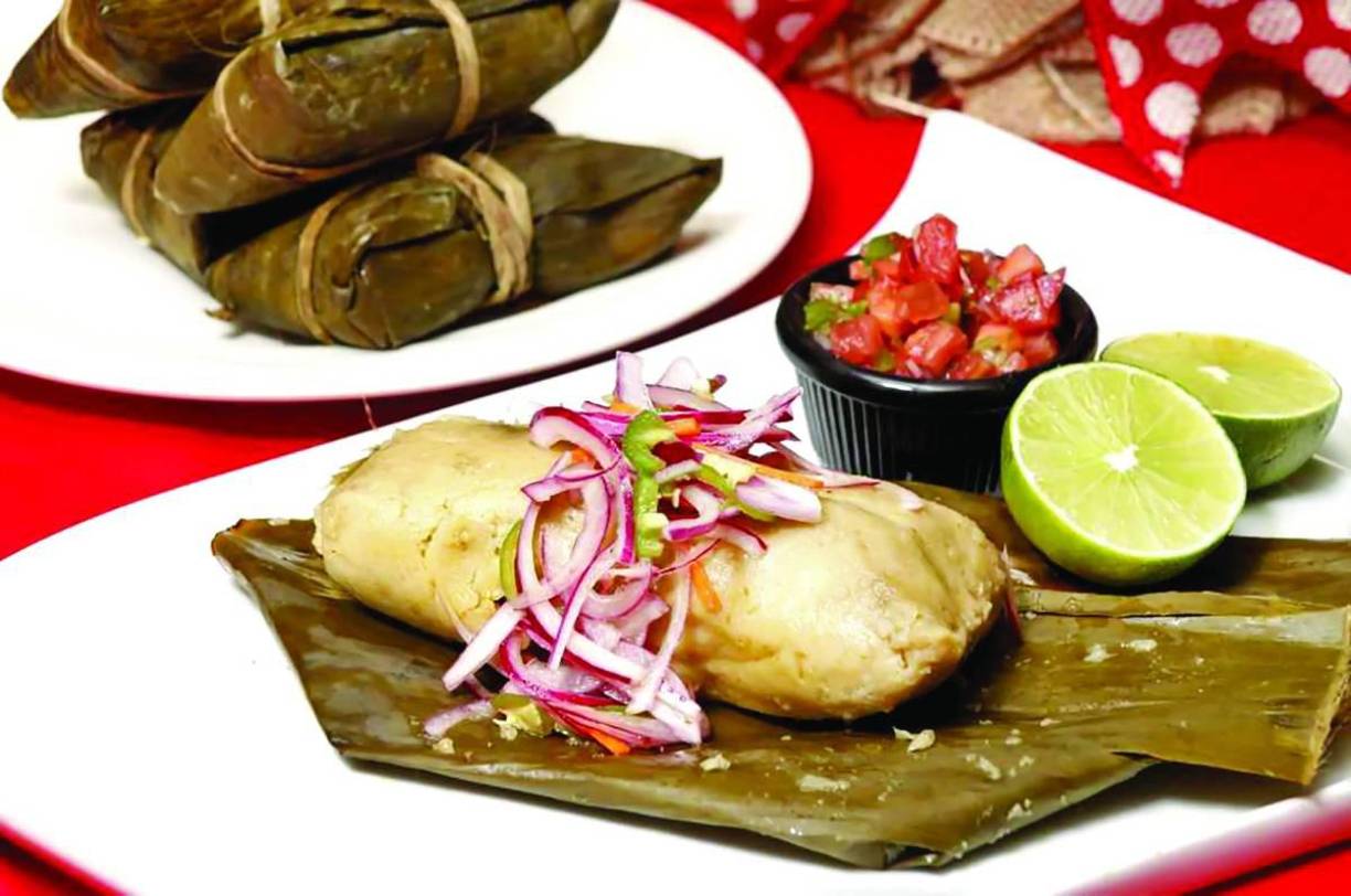 5. Tamales y Montucas: Tradición en Hojas de MaízLos tamales mexicanos, envueltos en hojas de maíz y rellenos de carne, pollo o vegetales, son perfectos para cualquier ocasión.