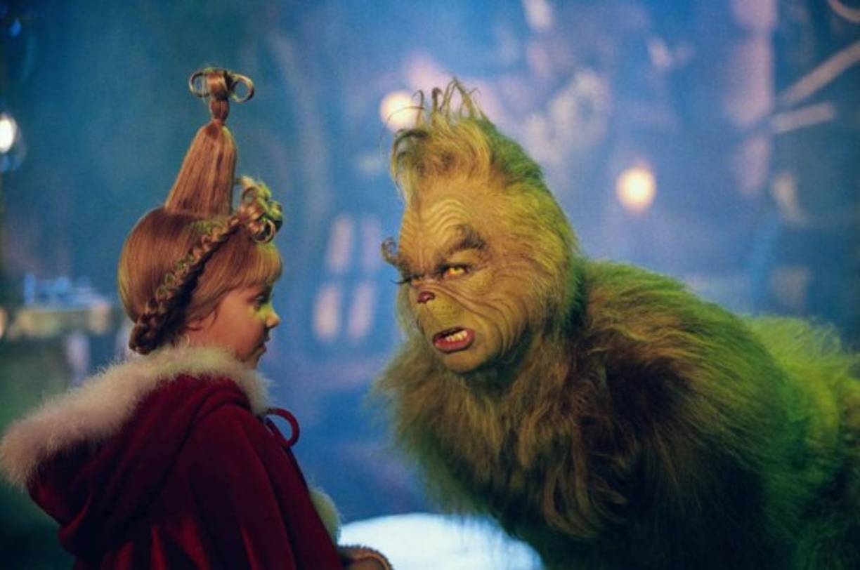 2. El Grinch (2000)<br/>Críticas- 6.1/10 IMDb 51% Rotten Tomatoes<br/><br/>Antes de ver la nueva cinta animada estrenada estas fiestas, los niños pueden ver la versión protagonizada por Jim Carrey, 'How the Grinch Stole Christmas', siempre inspirada en el cuento de Dr. Seuss, narra la historia del ermitaño Grinch que decide arruinar las fiestas para todos los Quién, pero una pequeña podría ablandar su seco corazón.<br/>
