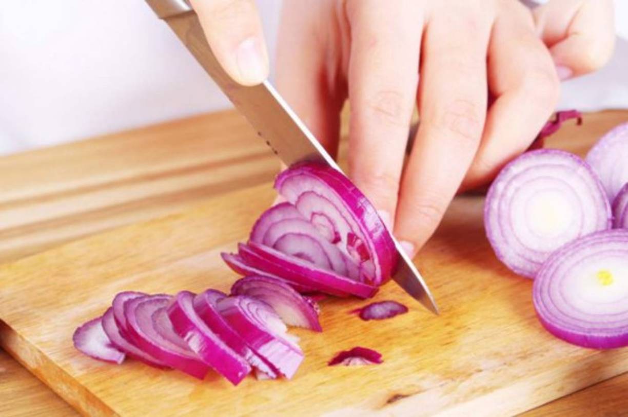 La cebolla al igual que el ajo, es otro antibiótico natural. Coloca un pedazo en la zona afectada para aliviar el dolor.