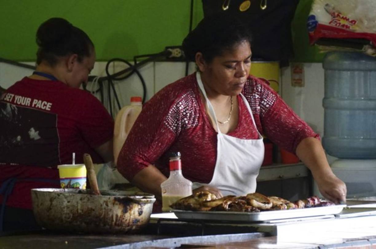 La mujer hondureñas es conocida por ser luchadora, en muchas familias son la cabeza del hogar.