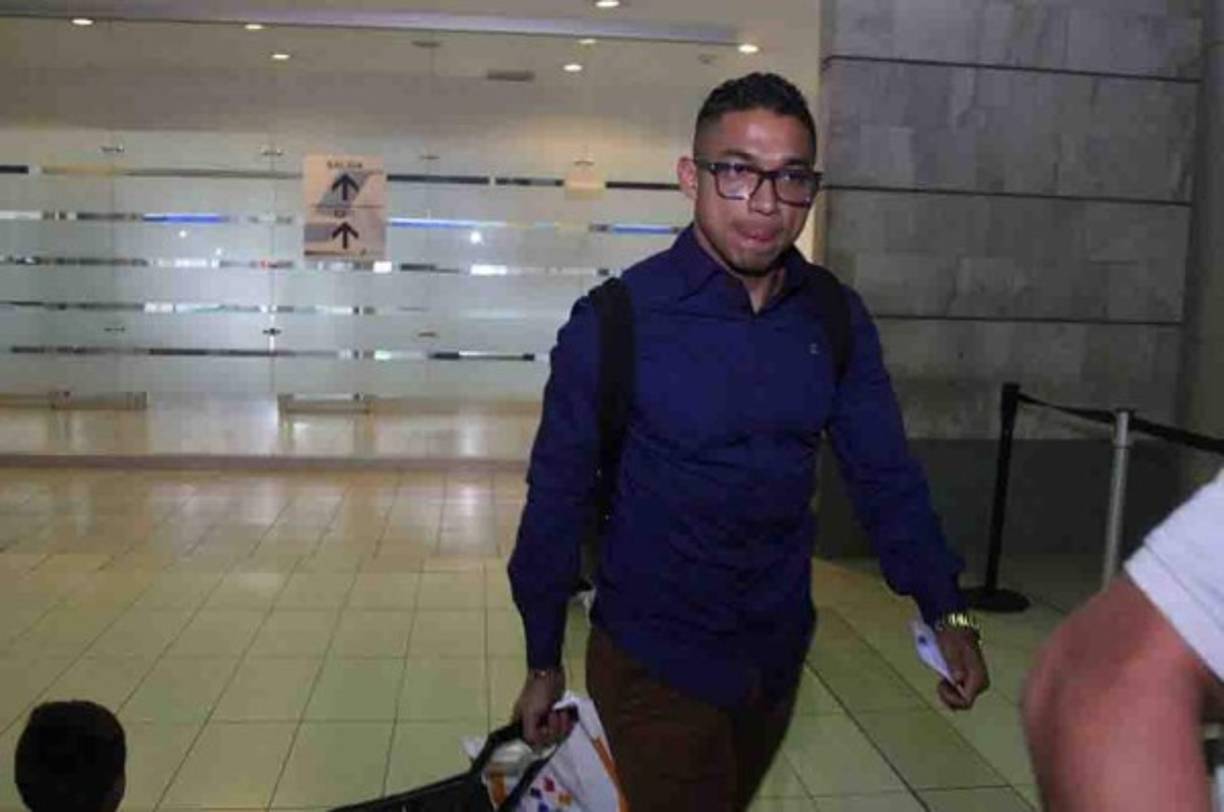 Chelsea's Brazilian midfielder Willian (R) vies with Newcastle United's Spanish striker Ayoze Perez during the English Premier League football match between Chelsea and Newcastle United at Stamford Bridge in London on January 12, 2019. (Photo by Adrian DENNIS / AFP) / RESTRICTED TO EDITORIAL USE. No use with unauthorized audio, video, data, fixture lists, club/league logos or 'live' services. Online in-match use limited to 120 images. An additional 40 images may be used in extra time. No video emulation. Social media in-match use limited to 120 images. An additional 40 images may be used in extra time. No use in betting publications, games or single club/league/player publications. /