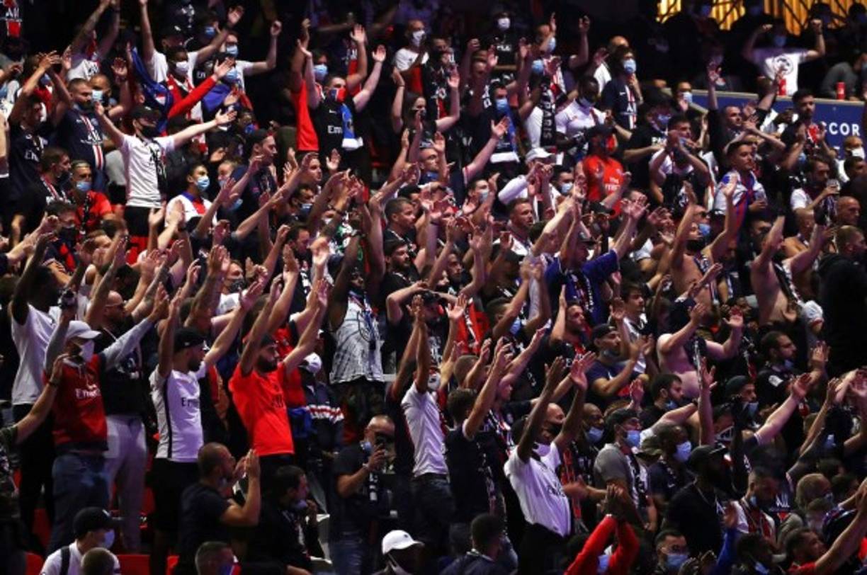 Un centenar de aficionados se congregaron en las puertas del Parque de los Príncipes durante la final de la Liga de Campeones que su equipo perdió frente al Bayern de Múnich en Lisboa.