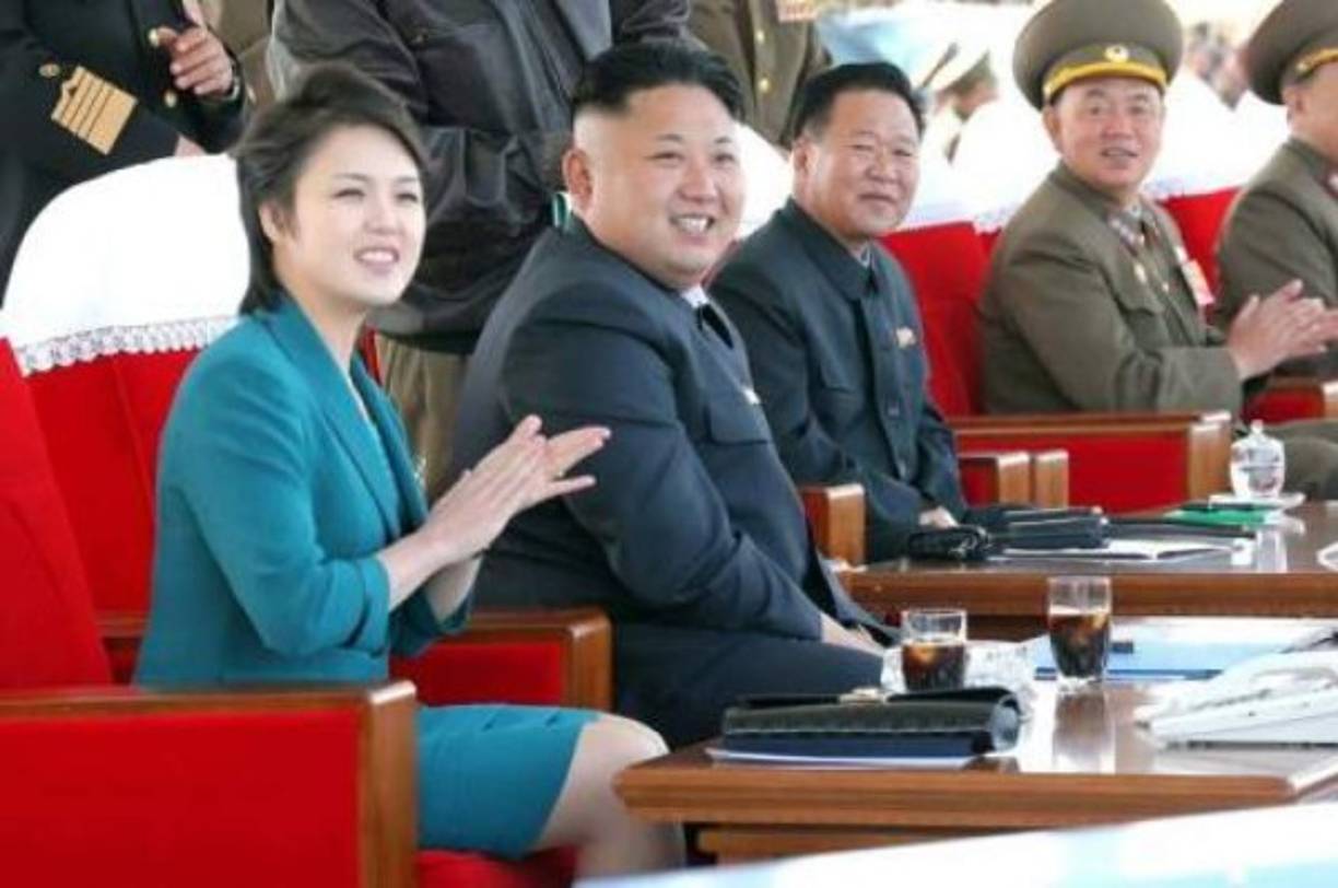 En su primera aparición en público, llevó una cartera de Dior de 1.300 euros, más de lo que cobra un norcoreano al año.