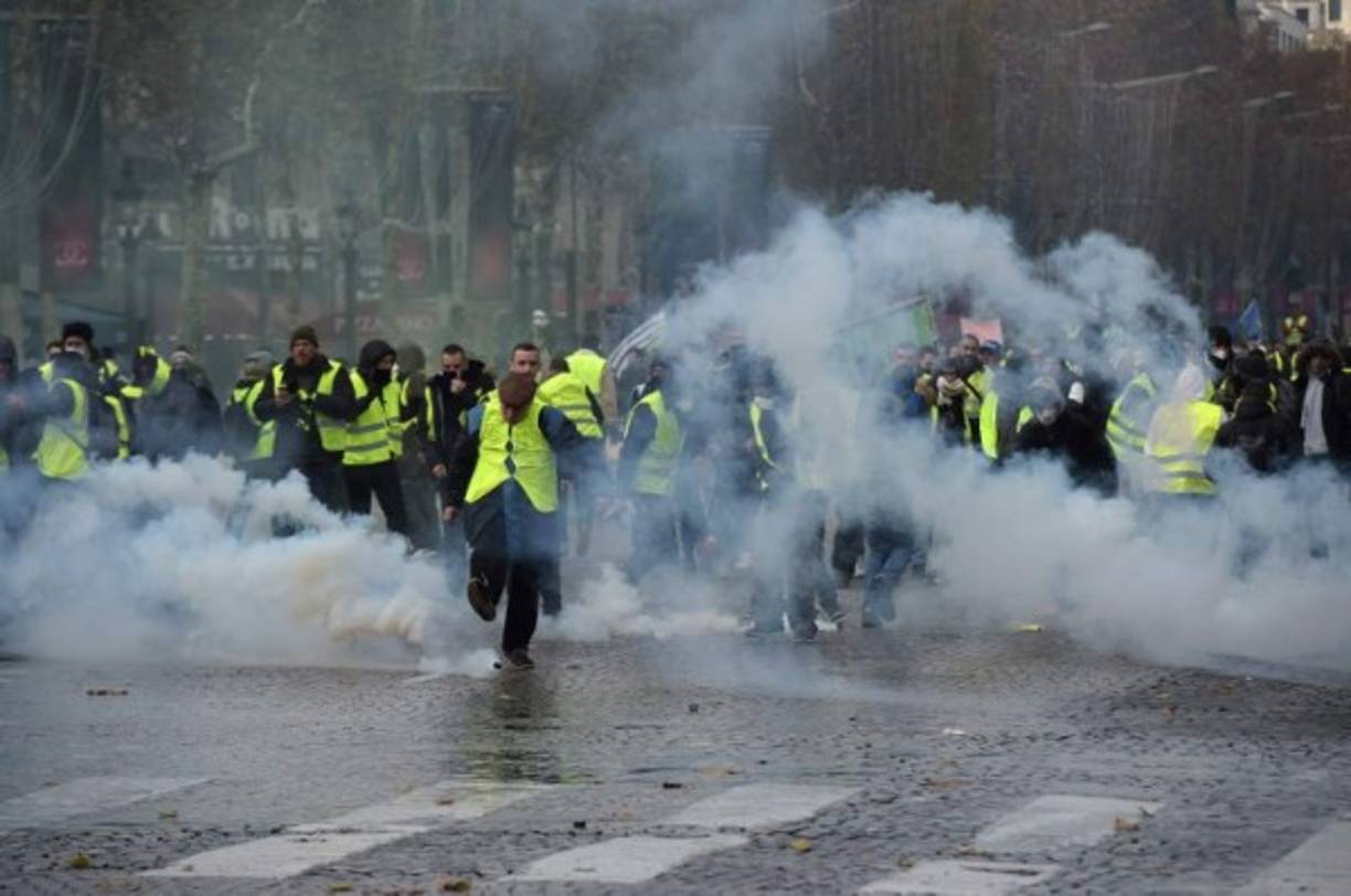Cerca de 106,000 personas se manifestaron en toda Francia, 8,000 de ellas en París, contra el presidente Emmanuel Macron por el alza de los combustibles y la pérdida de poder adquisitivo en el país.