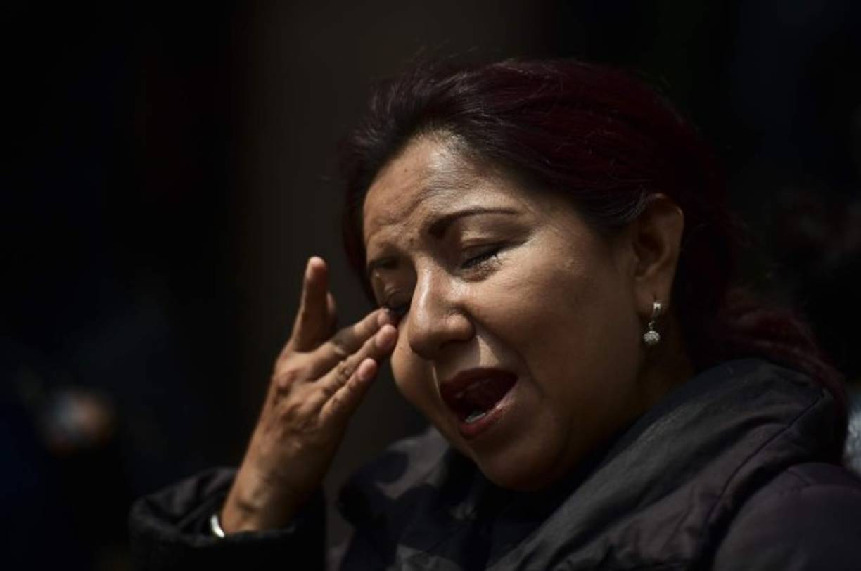 Unos 30 seguidores del cantante pasaron la noche en vela frente al lugar donde se encuentra el cuerpo del ídolo del mexicano.