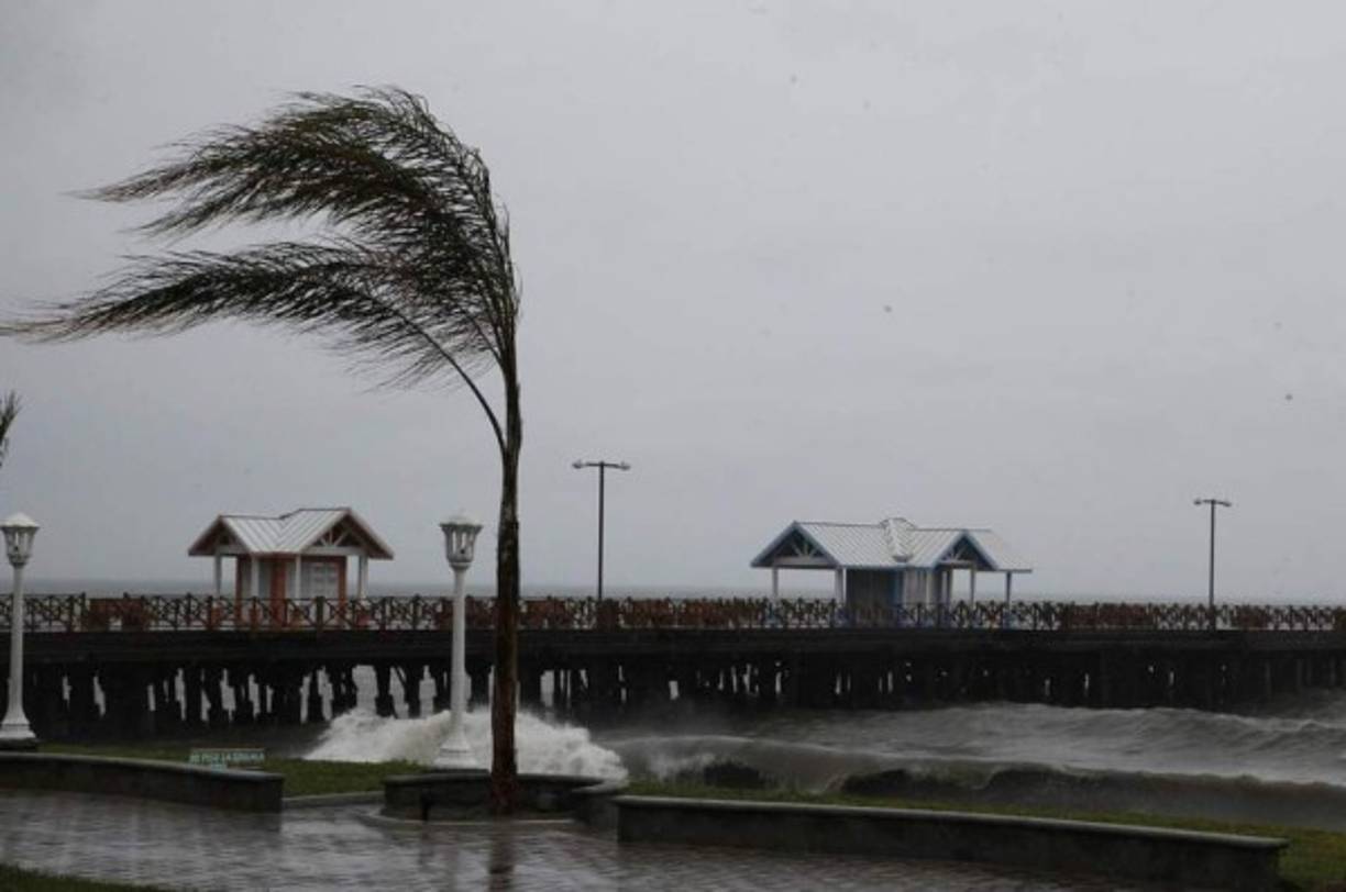La tormenta tropical Franklin saldrá este martes al Golfo de México tras haber tocado tierra el lunes cerca de populares balnearios del Caribe mexicano, informaron autoridades, que esperan un segundo embate cuando el fenómeno haya intensificado su fuerza incluso hasta la categoría de huracán.