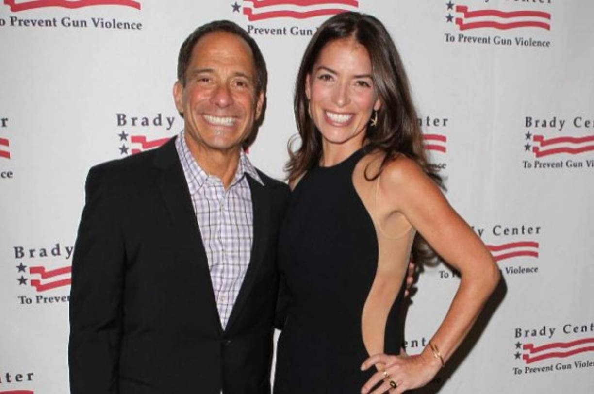 Harvey Levin, fundador de TMZ, es amigo de Laura Wasser, la abogada de Angelina Jolie. Muchos la acusan de filtrarles documentos al portal.