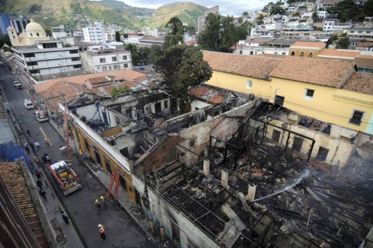 Dijo además que en principio se creyó que el incendio pudo obedecer al estallido de un transformador del sistema eléctrico público, pero que después se pudo ver que el fuego provenía de adentro, pero que se sigue investigando el origen.<br/>