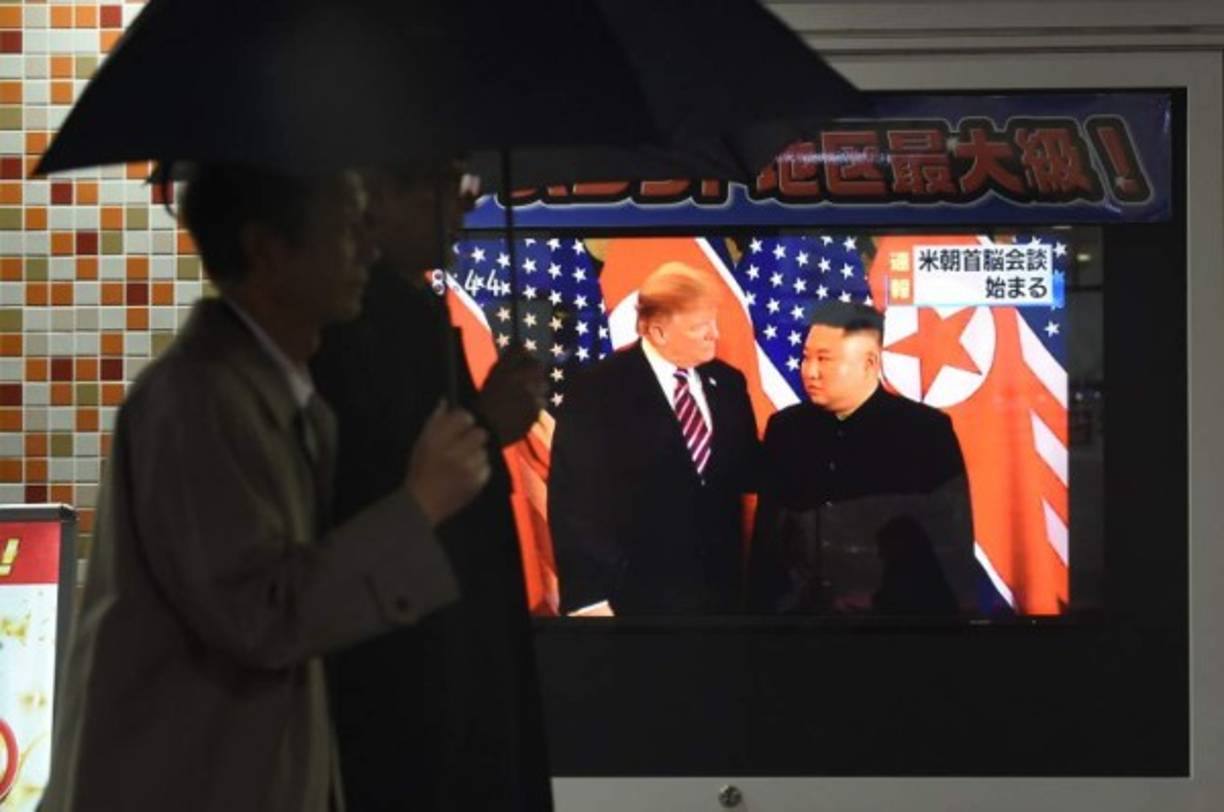 Los dos dirigentes, que pasaron en unos meses de los insultos personales y las amenazas apocalípticas a las declaraciones 'de amor' de Donald Trump, deben concretar los compromisos asumidos en su primera cumbre, que muchos analistas consideran un teatro.