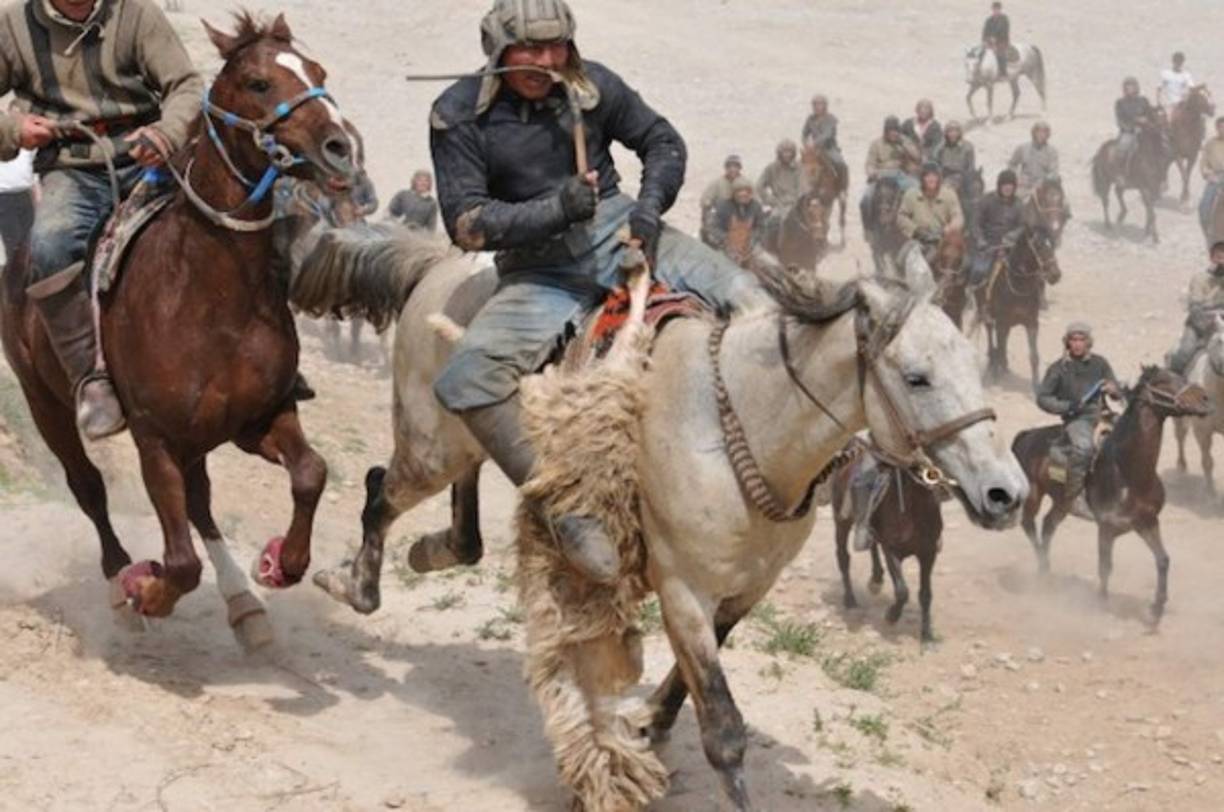 BUZKASHI<br/>Es el deporte nacional de Afganistán, pero se practica en varios países del Asia central. Como en el polo, también enfrenta a dos equipos montados a caballo, pero ahí terminan las similitudes.<br/>Como todos los deportes de competición por equipos, la acción gira en torno a un objeto y en este caso ese objeto es...¡una oveja descabezada! <br/>En su forma más tradicional (y extrema), un partido puede durar varios días hasta que haya un ganador.