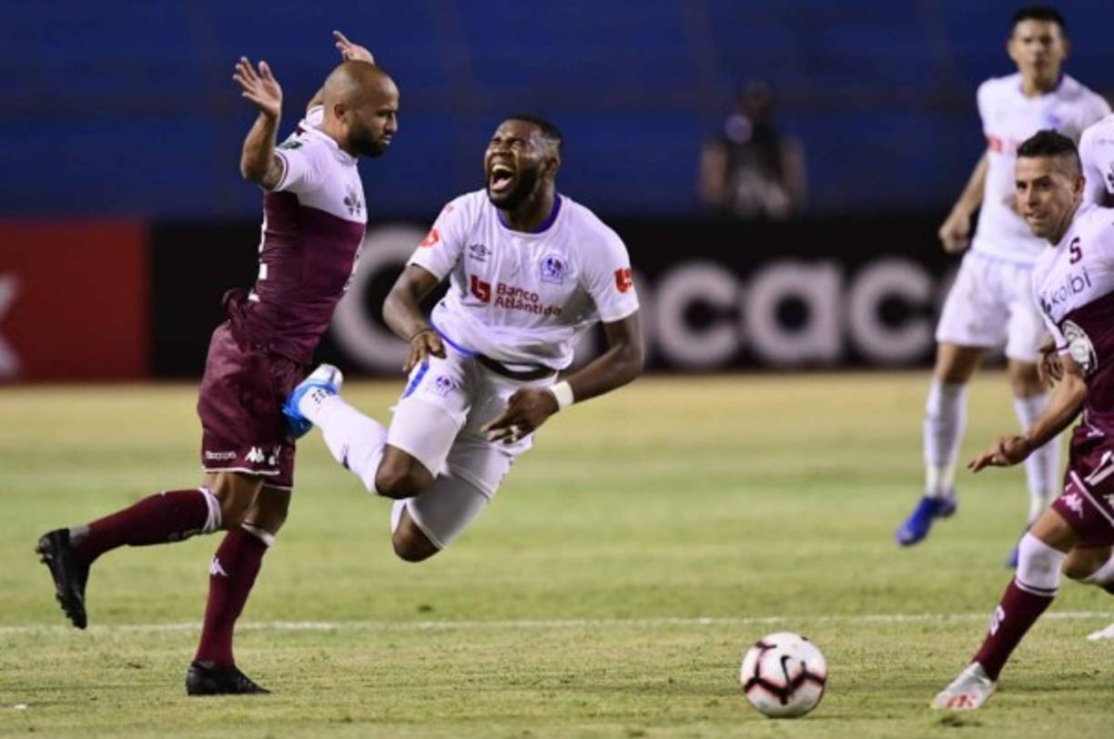 Jorge Benguché, con gestos de dolor cae al suelo tras la falta que le hizo el tico Ricardo Blanco. Foto Yoseph Amaya