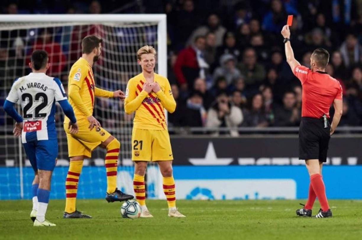 Frenkie de Jong al momento de ser expulsado en el partido ante Getafe. Es la primera tarjeta roja que ve el mediocampista holandés en su carrera.