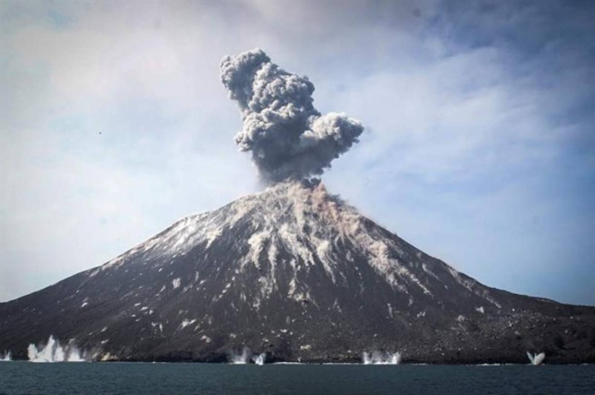 La última erupción del volcán causó 426 muertos en Indonesia en la víspera de Navidad.