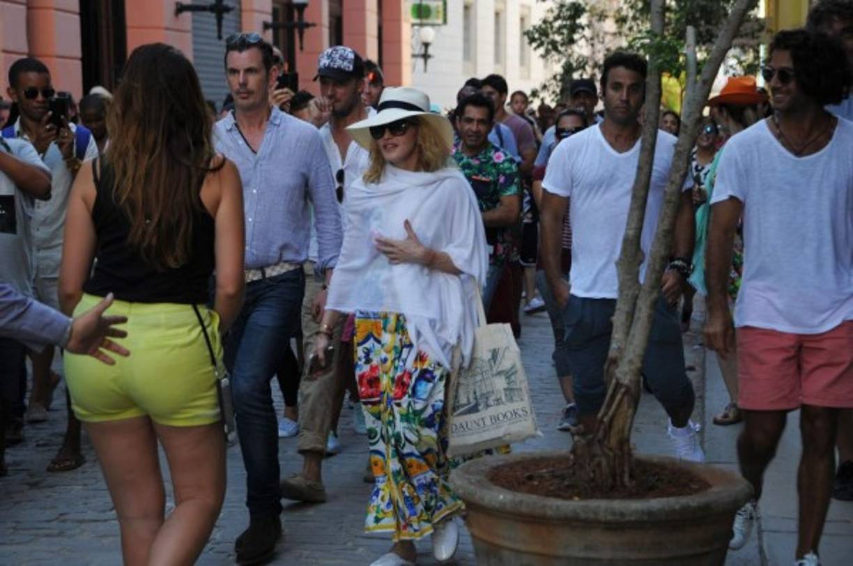 Madonna se encuentra en Cuba en visita privada desde la tarde del lunes acompañada por un grupo de familiares y amigos entre los que se encuentran su hija Lourdes León, el fotógrafo Steven Klein y el bailarín y Modelo Loic Mabanza.