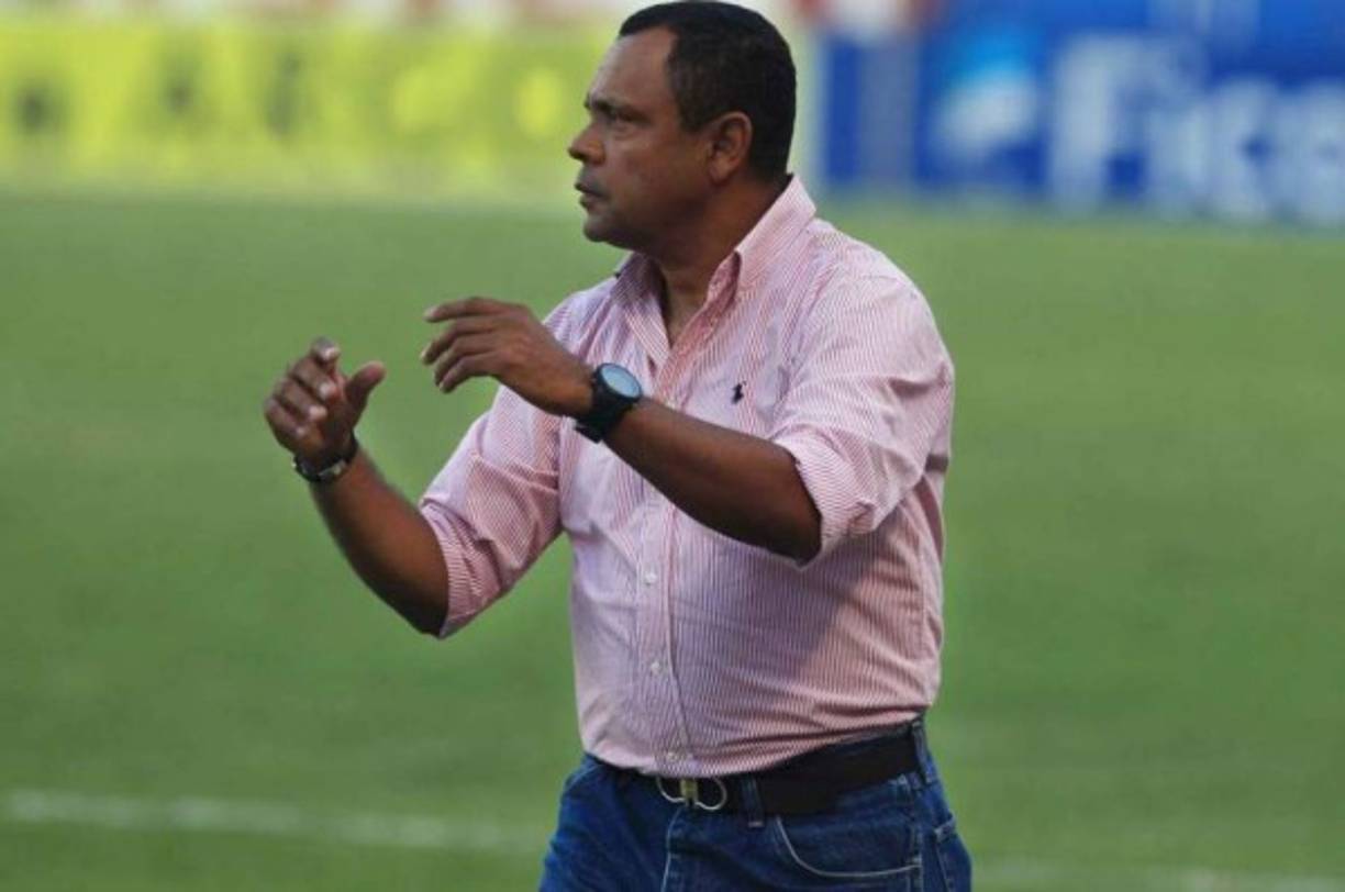 Raúl Cacéres: Pese a los problemas económicos, el estratega señaló que no tira la toalla por lo que planea seguir al frente del Real de Minas: 'Existe fidelidad y respeto a un grupo de futbolistas que al igual que yo se han comprometido a sacar adelante al club”, dijo en HRN.