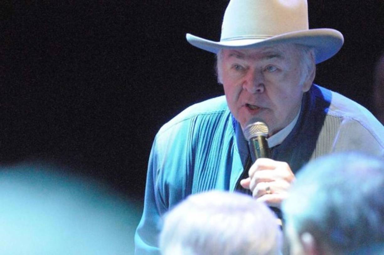 La leyenda de la música country, Roy Clark, murió el jueves a los 85 años en su casa de Tulsa, Oklahoma, el pasado 15 de noviembre.<br/><br/>Su muerte se debió a complicaciones de neumonía.Clark, miembro del Salón de la Fama, nació en 15 de abril de 1933 en Virginia y era uno de los embajadores más queridos del género country.<br/> <br/>Fue conocido por éxitos como “Yesterday When I was Young” y “Honeymoon Feeling”. Durante 24 años, Roy fue el anfitrión del programa televisivo 'Hee Haw', que se dejó de producir en 1993; sin embargo, durante algunos años las cadenas de televisión lo siguieron transmitiendo.