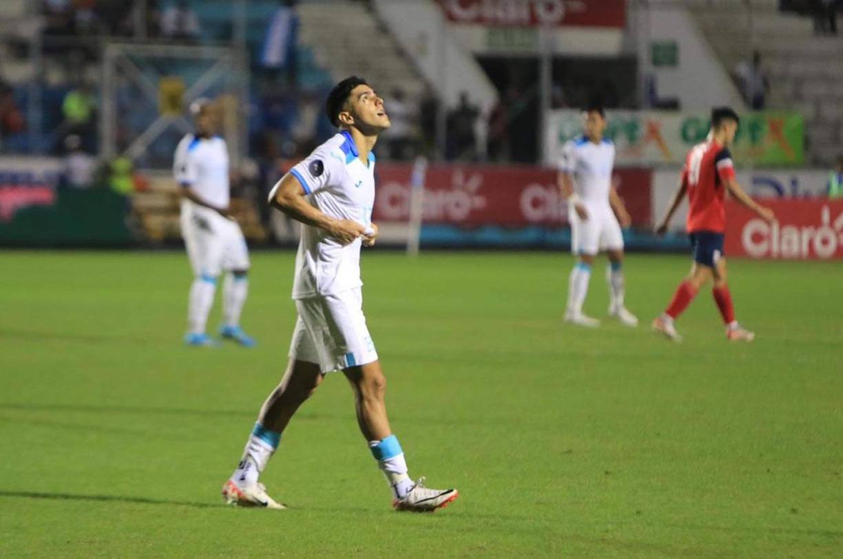 Al ‘Bicho‘ Palma se le vio frustrado por no poder marcar frente a los cubanos.