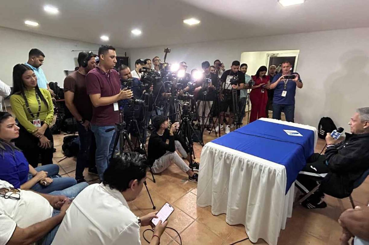 El seleccionador Reinaldo Rueda brindó conferencia de prensa y la sala lució abarrotada. Ya se palpita el Honduras vs México.