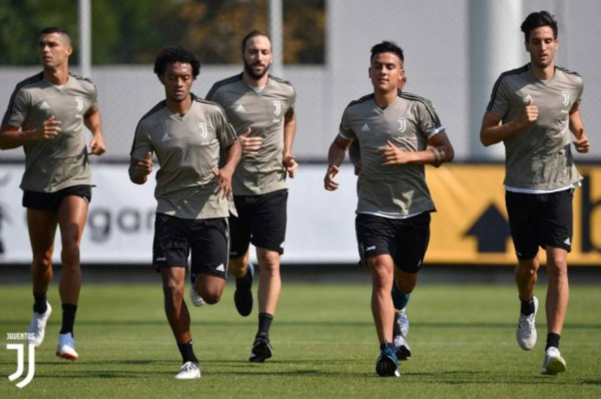 Ronaldo se ejercitó junto a los jugadores de la plantilla que disputaron algún partido más allá de la fase de grupos del último Mundial de Rusia: el uruguayo Rodrigo Bentancur, el brasileño Douglas Costa, el colombiano Juan Cuadrado y los argentinos Paulo Dybala y Gonzalo Higuaín.