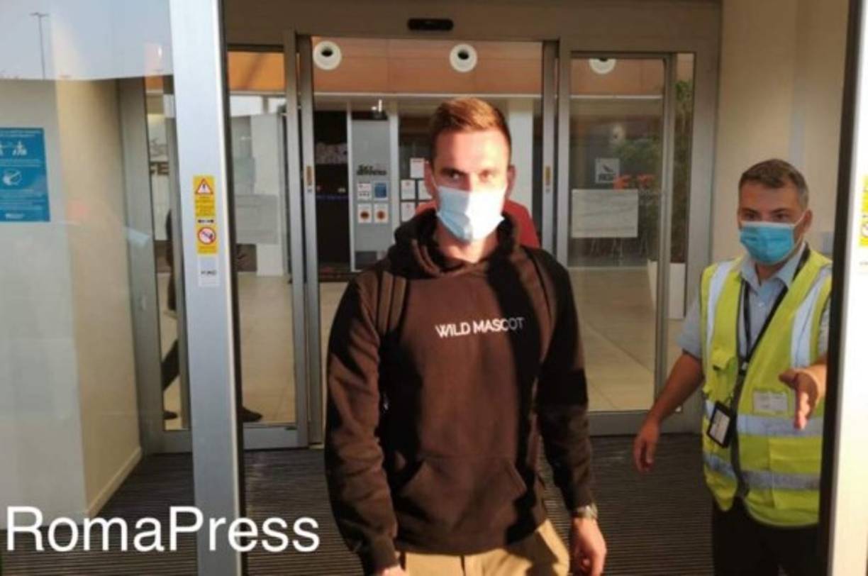 Arkadiusz Milik será el fichaje bomba de la Roma. El delantero polaco del Napoli ya se encuentra en la capital italiana para firmar contrato con el conjunto romano, según el Corriere dello Sport. El anunció se hará en las próximas horas. En sus cuatro campañas en el Napoli, Milik ha anotado 48 goles en 122 partidos.