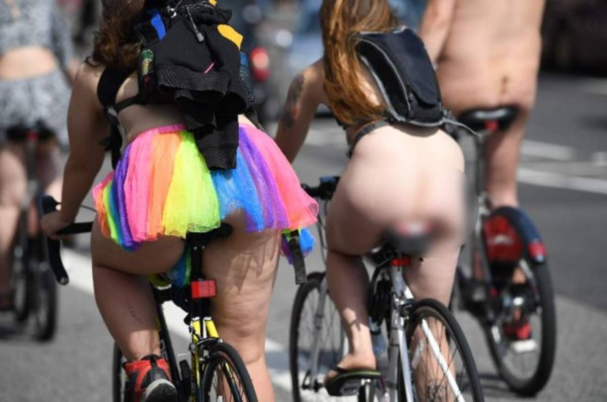 El lema del código de vestimenta es 'desnúdate como te atrevas'. Se recomienda la desnudez total o parcial, pero no obligatoria. No hay un mandato para cubrir las partes íntimas; esta es una característica distintiva del WNBR frente a otros eventos de ciclismo.