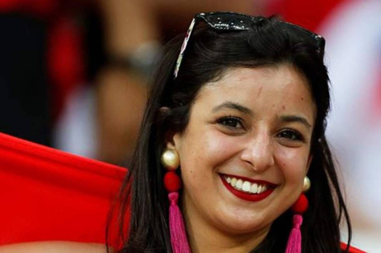 Aficionada de Túnez regala una sonrisa al lente. Foto EFE