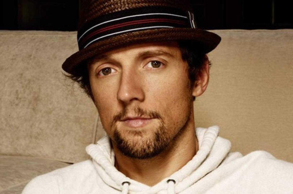 Jason Mraz logró el éxito con el tema 'I'm Yours': Este primer tema se colocó en los primeros lugares al instante. Lo mismo su canción 'Lucky', sobre todo después de interpretarla al lado de Ximena Sariñana. Aun en 2019 sigue presentando nuevas canciones, pero su fanbase ya no es la de antes.