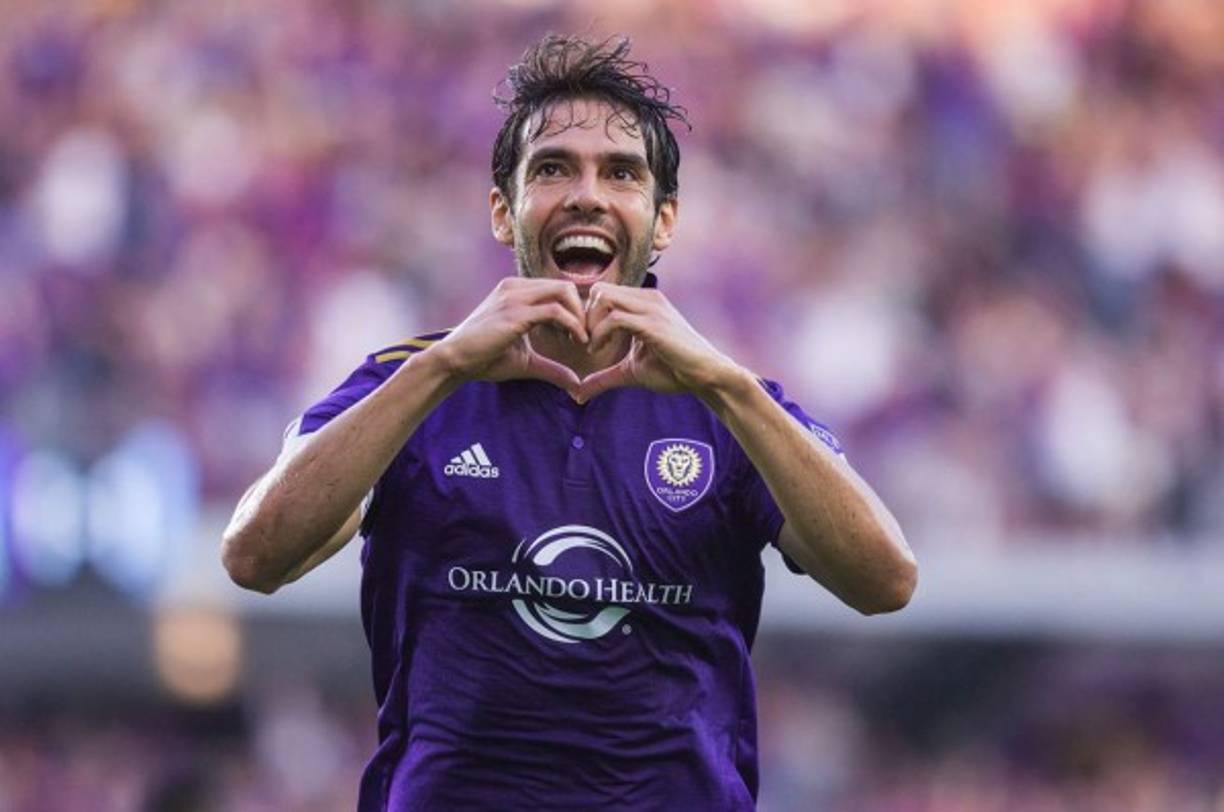 El brasileño Ricardo Izecson dos Santos Leite, conocido como Kaká, anunció este domingo que ha decidido abandonar el fútbol a pesar de que tenía varias ofertas para continuar en activo a sus 35 años.'Muy consciente, llegué a la conclusión de que es el momento de terminar mi carrera como jugador profesional', declaró Kaká en una entrevista con el canal de televisión Globo.