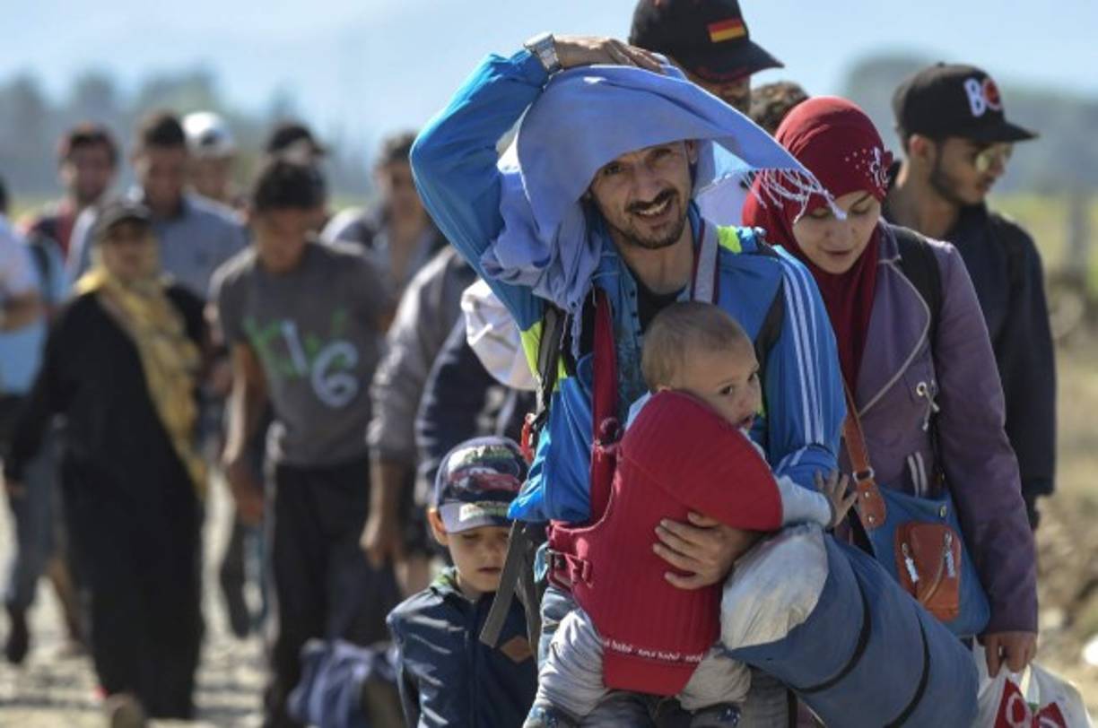 Según informaron los guardacostas griegos, tras recibir una alerta de auxilio, se desplegó un operativo que permitió rescatar del mar a 68 personas.
