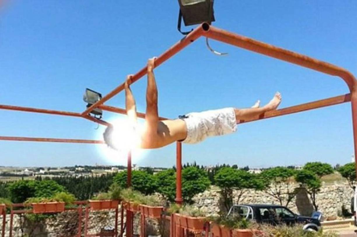 La terroristas exponen su vida cinco estrellas en las redes de los autos caros, las piscinas y las mansiones que tienen. Mientras ellos disfrutan sus lujos, a escasos metros niños mueren de hambre y familias viven hacinadas.