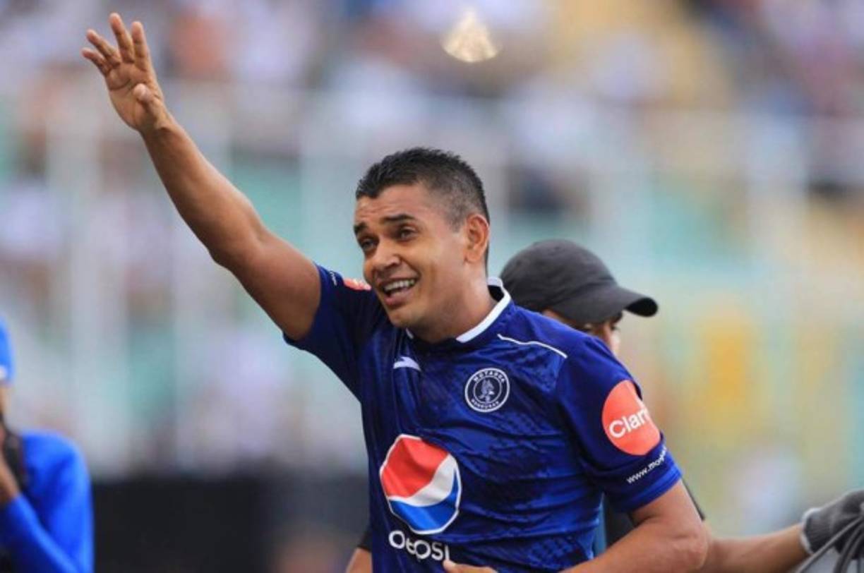 Amado Guevara contó como nació su apodo: 'Don Diógenes Cruz, en un juego con la Sub-20 contra El Slavador, y esa noche marqué dos goles, ganamos 4-1, puse la asistencia de otro, el dijo, 'luna llena, ojos claros, que noche, es tu noche', de ahí me bautizo con El Lobo'.