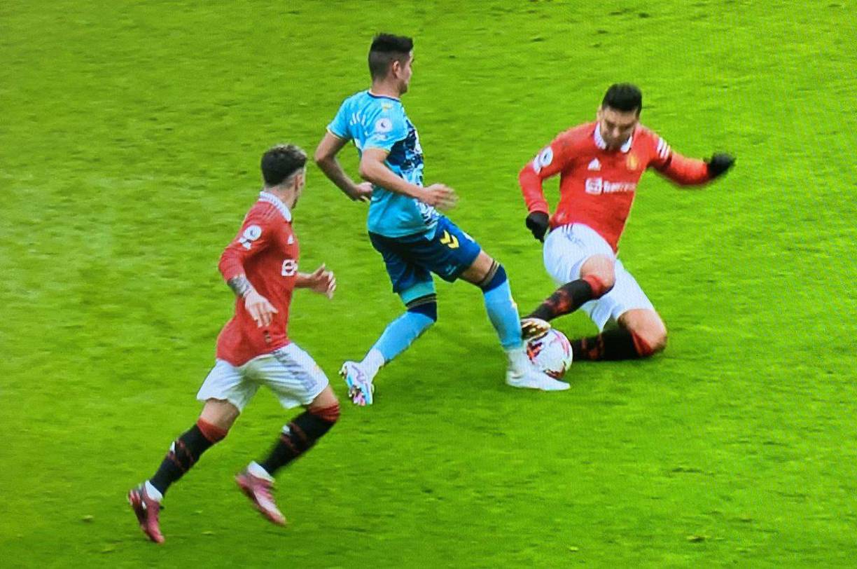 Otro ángulo de la terrible entrada del brasileño al argentino. Duele de solo verlo.