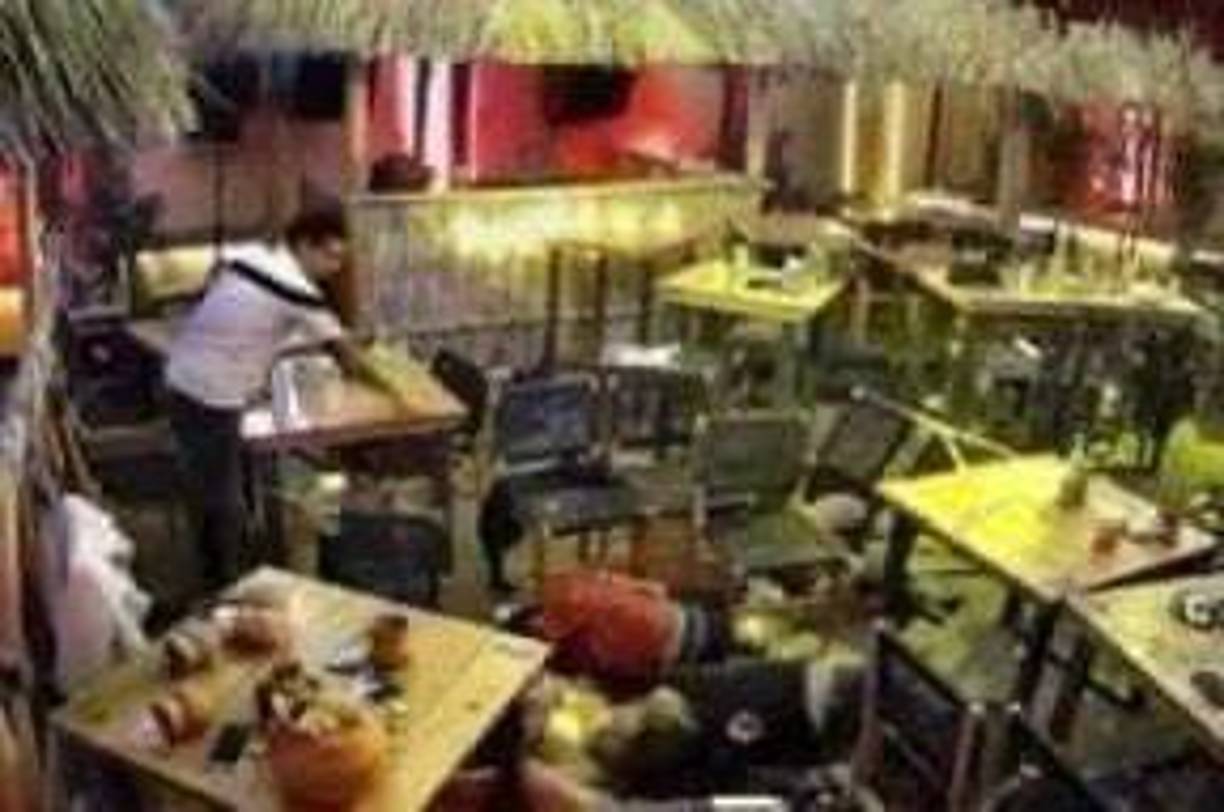 “Al interior se pudo registrar el fallecimiento de 10 personas y cuando menos siete más resultaron lesionadas”, añadió Ferrusca Ortiz, quien informó que los agresores abandonaron el vehículo en el que se trasladaban en el municipio El Marqués, donde le prendieron fuego.