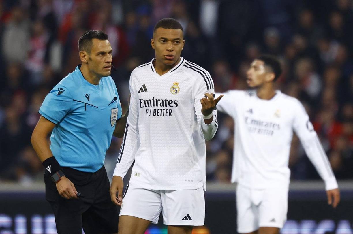 Kylian Mbappé reclamando al árbitro del partido.