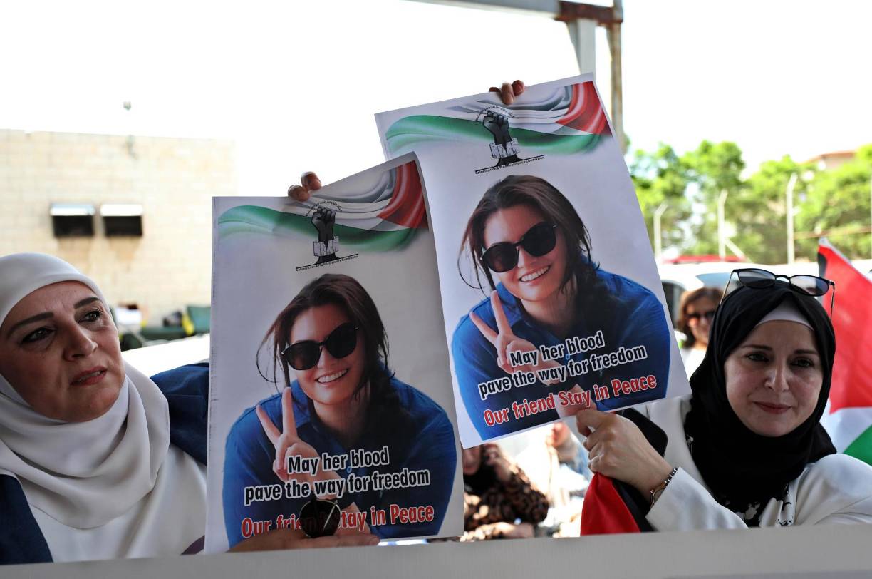 Cientos de personas participaron en el funeral de la activista estadounidense de origen turco en Nablus, una ciudad del norte de Cisjordania ocupada donde fue asesinada el viernes. 