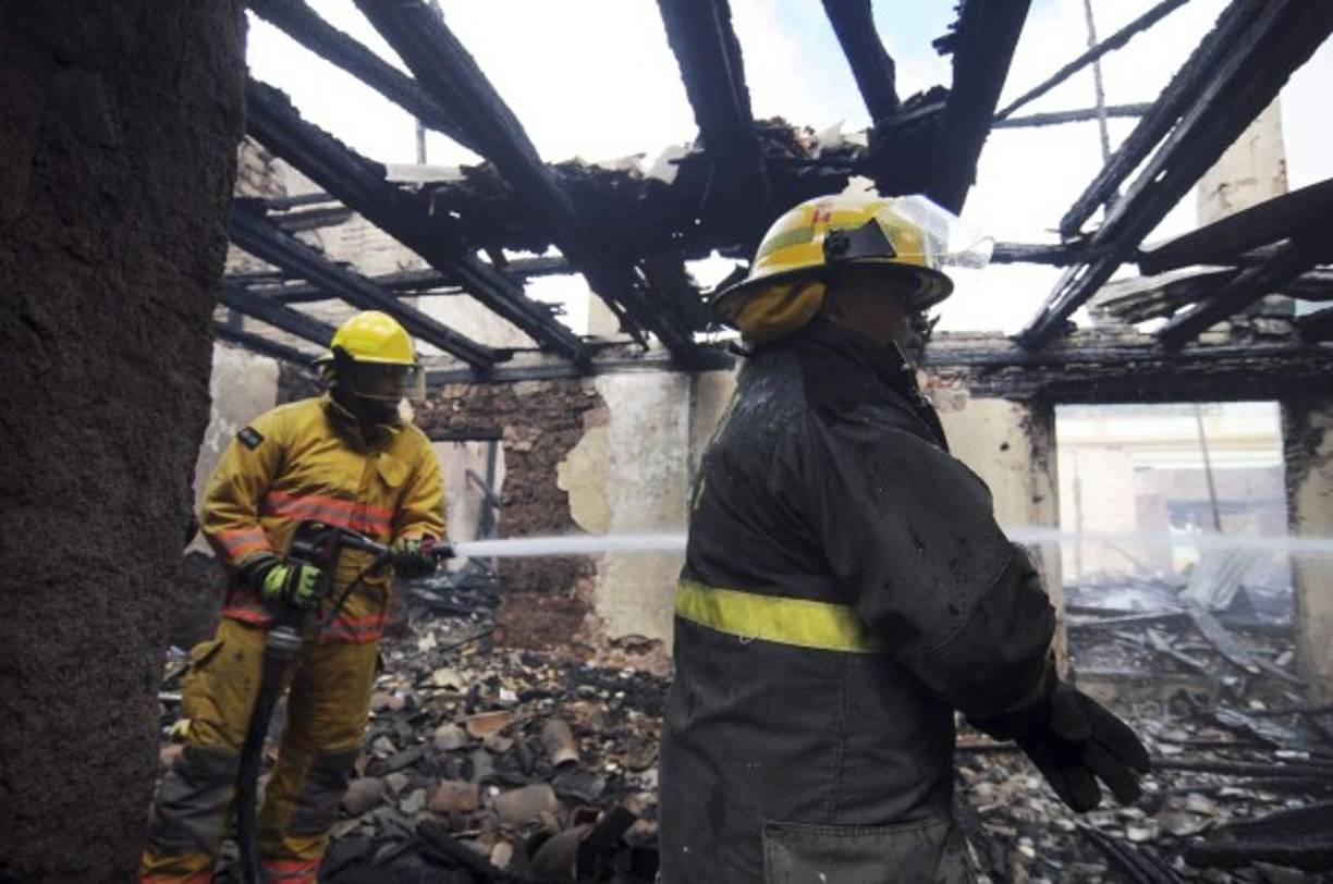 Según la información provisional de los bomberos, el fuego se pudo haber iniciado en un local abandonado donde durante muchos años funcionó una reconocida imprenta hondureña, al que por la noche llegaban indigentes.<br/>
