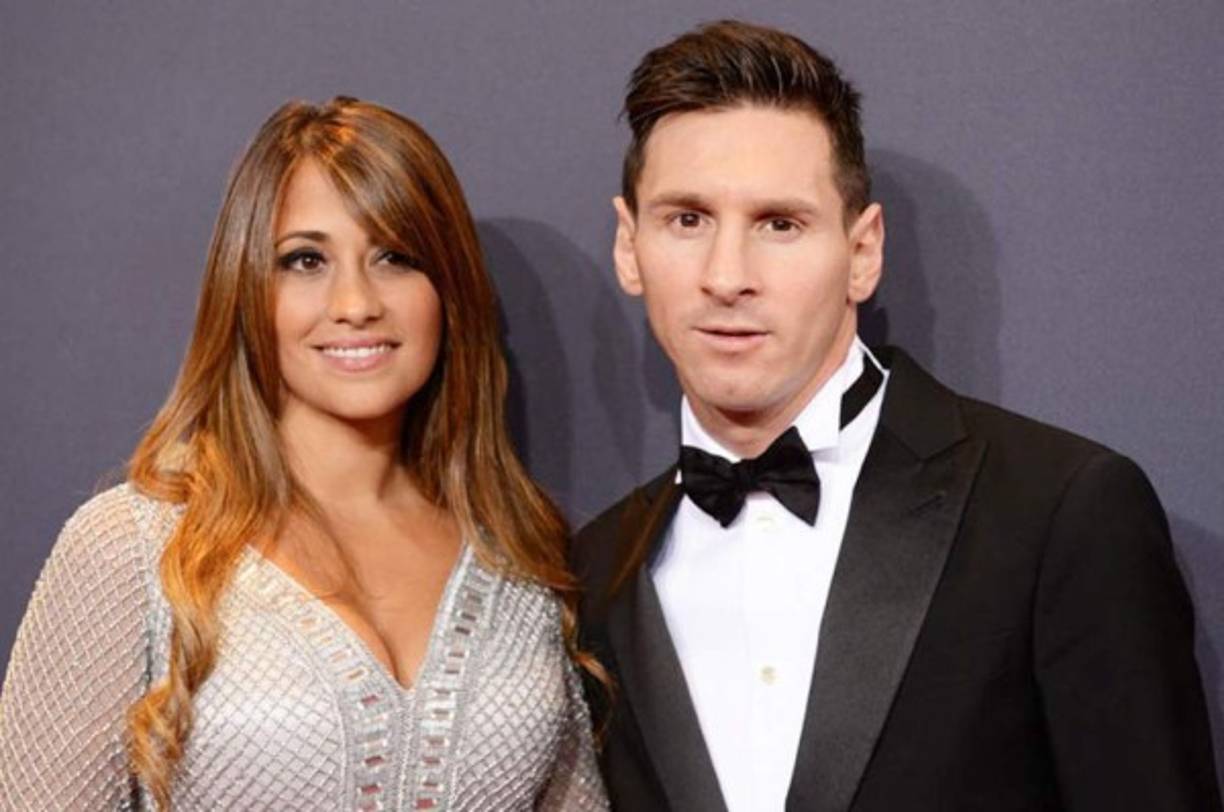Sorpresa. Lionel Messi y su chica Antonella Rocuzzo fijaron su boda para el 30 de junio de este año, pero los problemas entre la familia del argentino y la encargada de la organización haría que por ahora dicho evento sea cancelado y programado para otra fecha. ¿Qué ha ocurrido? Según trascendió, Bárbara Diez, la designada para organizar el evento, tuvo una fuerte discusión con Jorge Messi (Padre del crack rosarino) por el presupuesto para la fiesta. Esto habría desencadenado un cambio en la organización del evento, han indicado diversos medios españoles y argentinos.