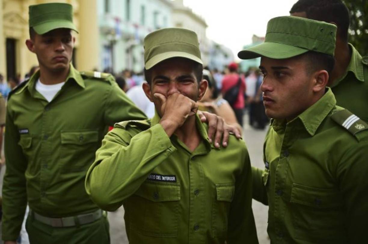Soldados cubanos lloran la muerte del líder revolucionario durante un tributo realizado en La Habana.