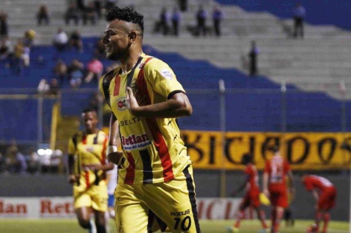 Mario Martínez continuará en el Real España. Pese al interés del Alajuelense costarricense, club que ha insistido en unirle a sus compatriotas Luis Garrido y Roger Rojas, el Zurdo afirma que su continuidad está 'casi al cien'.