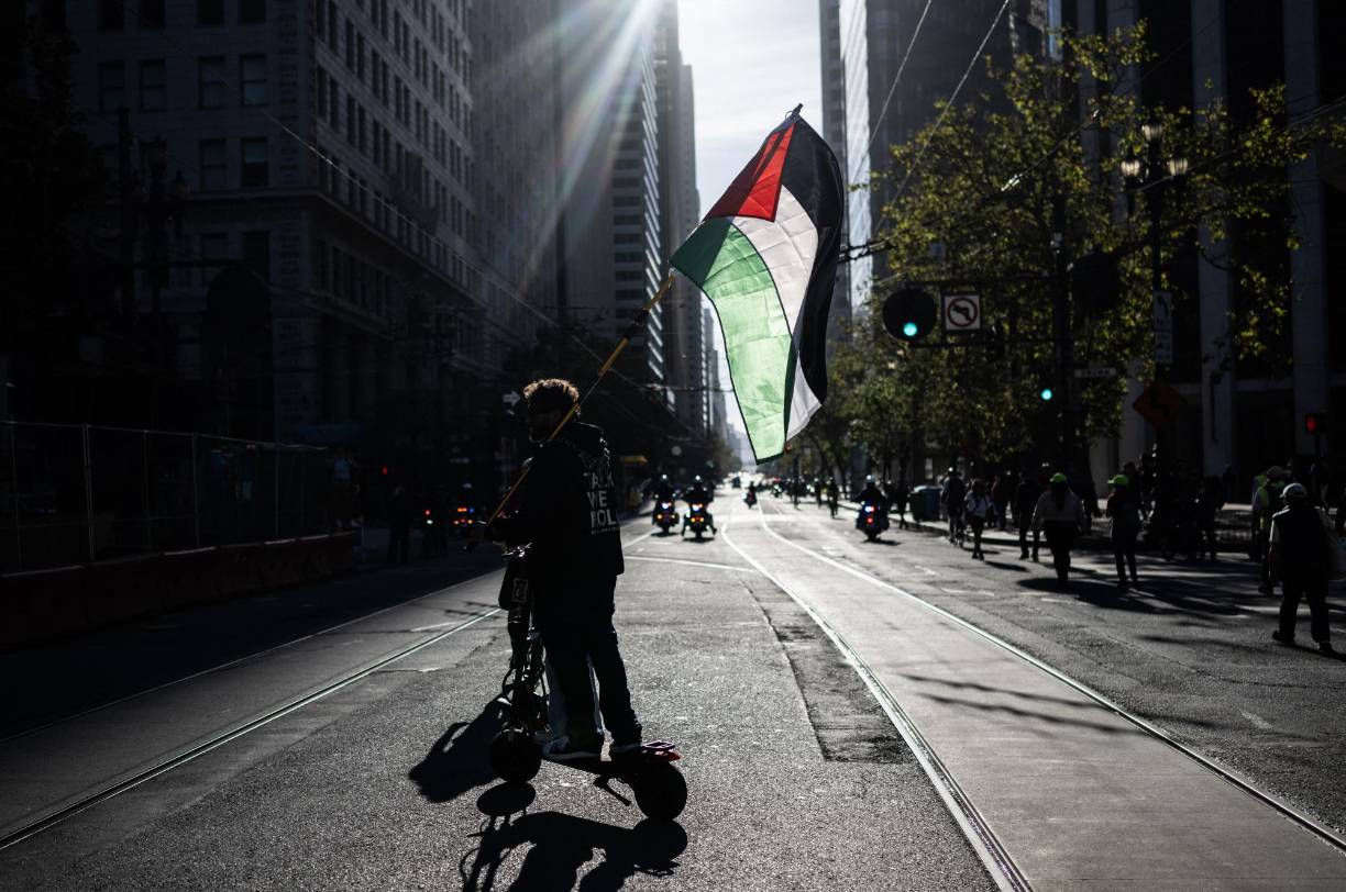 Las autoridades abrieron un albergue nocturno para personas sin hogar con 30 camas a un paso del centro de convenciones donde se realiza el <b>APEC</b>, y durante el año que viene se añadirán otras 300 camas en la ciudad, según medios de comunicación locales. 