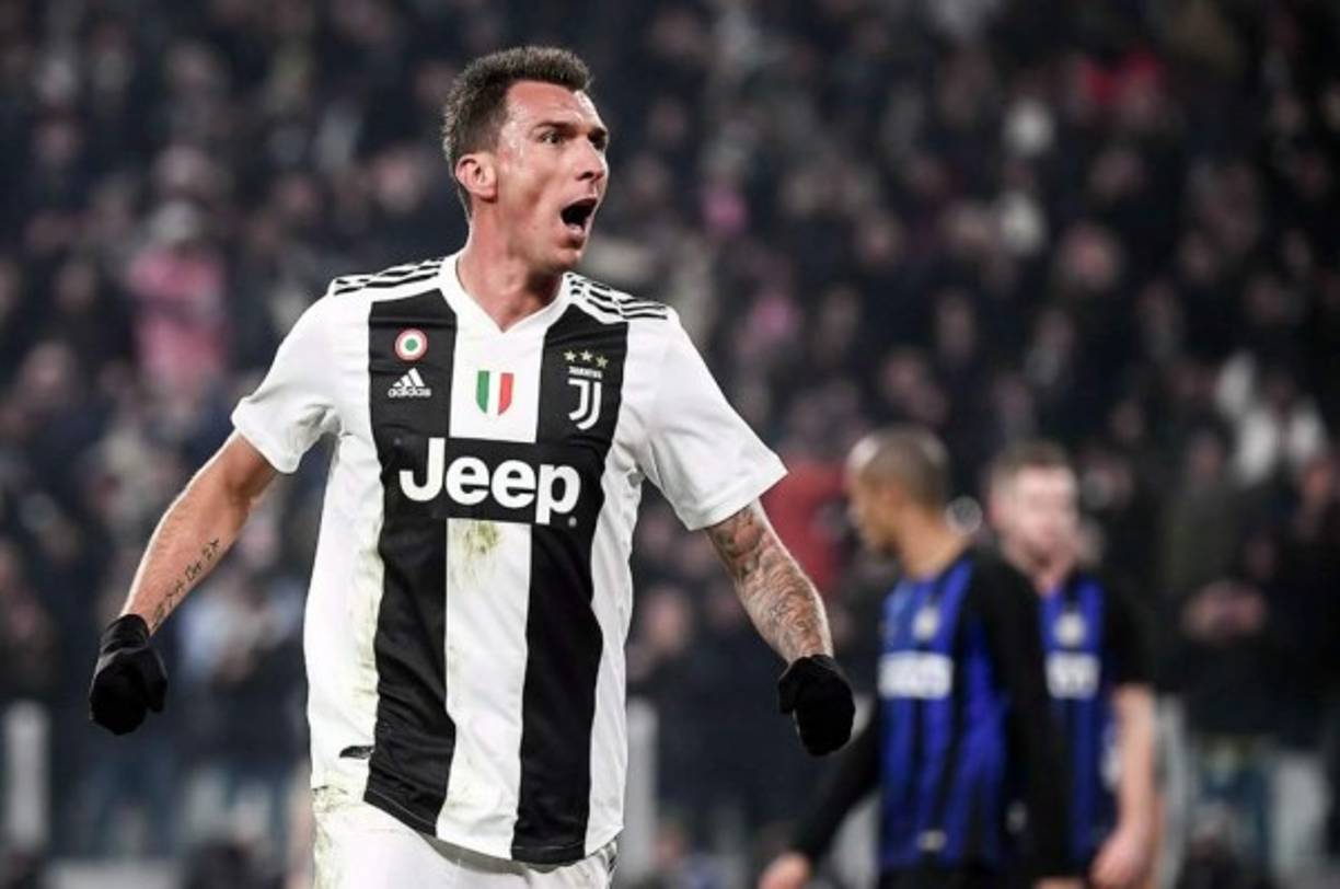 Según Tuttosport, el delantero croata Mario Mandzukic está cerca de una extensión de contrato con la Juventus. La firma podría llegar entre enero o febrero, además gana unos 4,5 millones de euros y ahora podría aumentar la cifra 7,5 y un período de tres años.