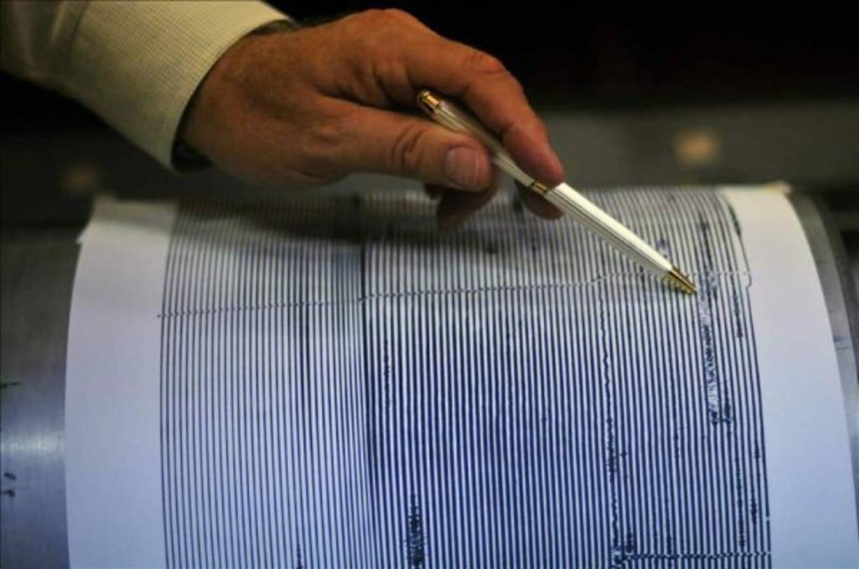 Una anciana murió de un paro cardíaco este miércoles tras un potente sismo de 5,4 grados en la escala de Richter que se registró entre los volcanes El Hoyo y Momotombo, en el noroeste de Nicaragua, informaron las autoridades.