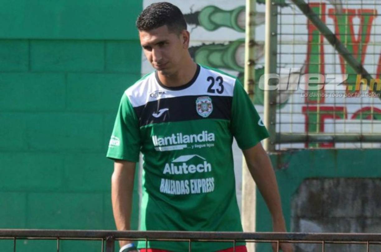 El entrenador del Olimpia, Nahún Espinoza, confirmó también que quieren fichar a Johnny Leverón. 'Si estoy interesado en él, pero también en Elvin Casildo, Dabirson Castillo, Jonathan Paz, Johnny Leverón. Centrales tenemos varios'.