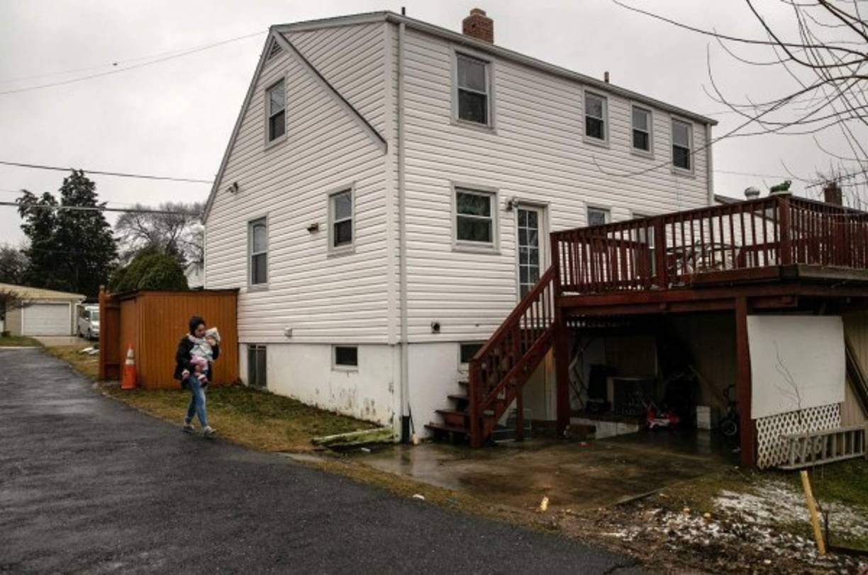 Sandra Sánchez, lleva a su hija Yanela Sánchez, a su apartamento en el sótano en el área metropolitana de Washington D.C. AFP