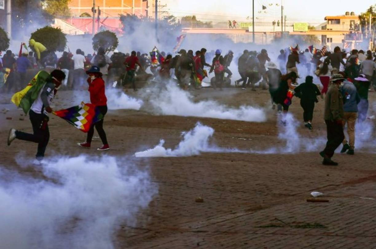 las Fuerzas Armadas bolivianas indicaron en un comunicado que 'agitadores y vándalos enardecidos' atacaron y destruyeron parcialmente la planta de hidrocarburos de Senkata, en El Alto, ciudad vecina a La Paz, 'utilizando explosivos de alto poder'.