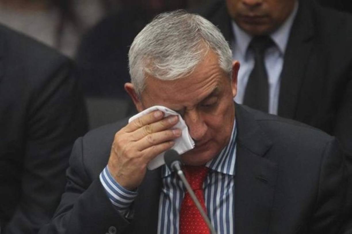 Desde su silla, Pérez Molina dijo a los periodistas que había descansado 'poco'. FOTO: Prensa Libre Guatemala.