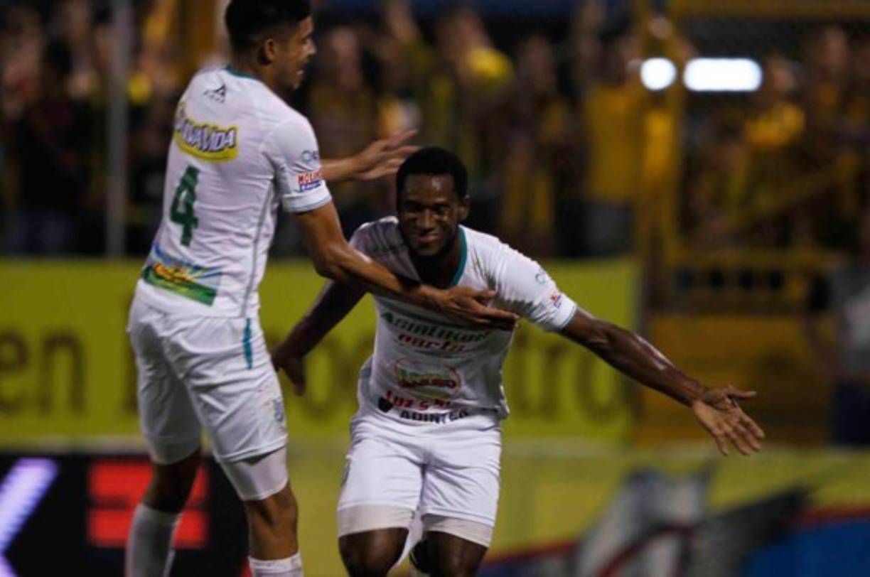 Sorpresa. El defensor Dabirson Antonio Castillo estará siendo anunciado en los próximos días como el nuevo fichaje del Olimpia para la próxima temporada. El jugador dejará al Platense. Cabe señalar que fue llamado recientemente de emergencia a la Selección en lugar de Mario Martínez para el duelo ante Platense.