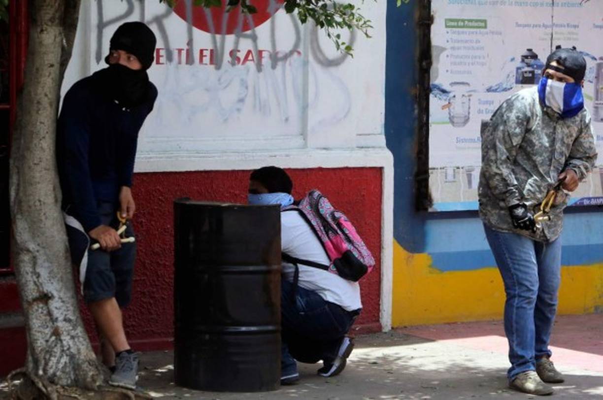 Demostrators during protests in Monimbo neighborhood in Masaya, some 40km from Managua on June 2, 2018.<br/>The death toll from weeks of violent unrest in Nicaragua rose to almost 100 as embattled President Daniel Ortega rejected calls to step down and the Catholic church, which has tried to mediate the conflict, refused to resume the dialogue. / AFP PHOTO / INTI OCON